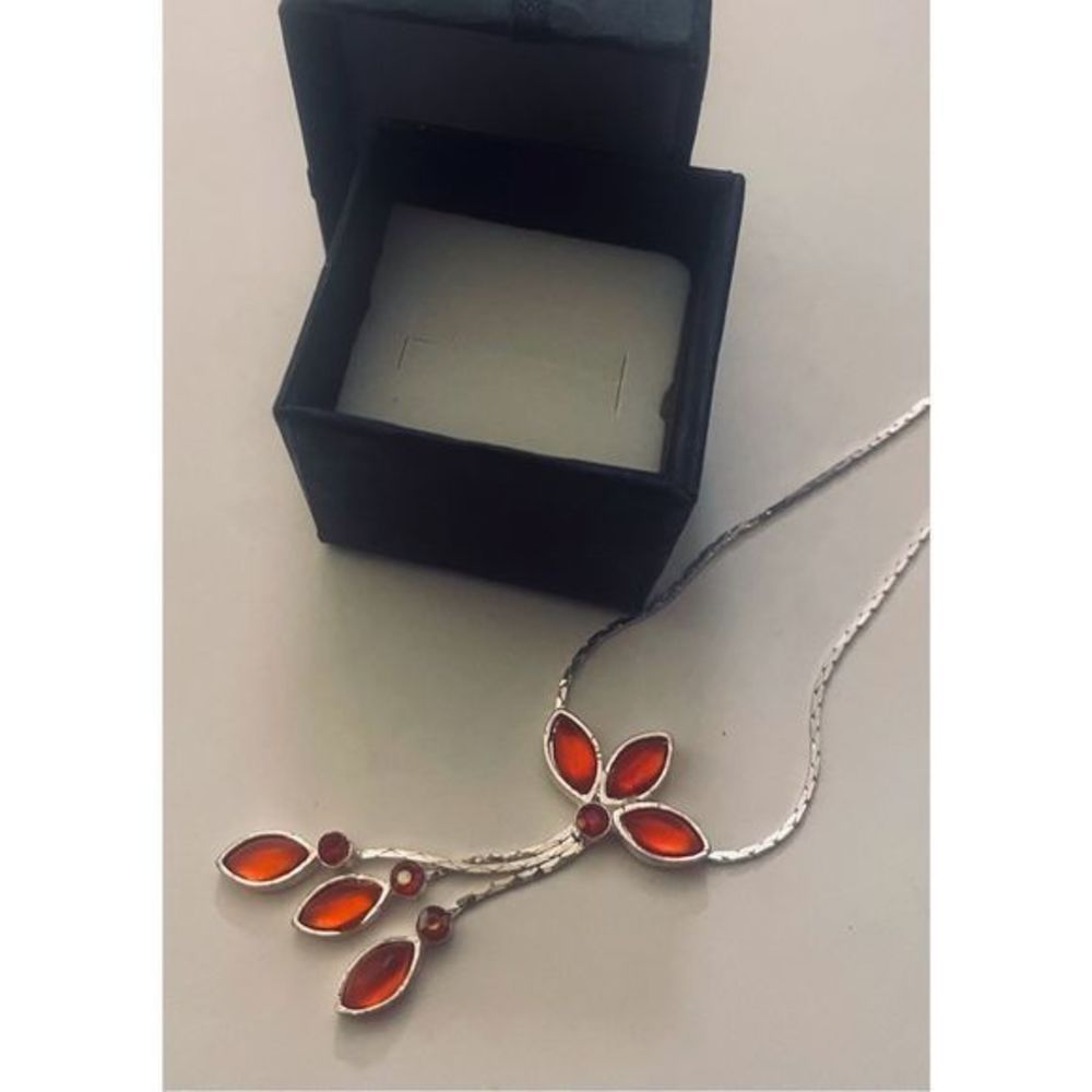 PRETTY RED CRYSTAL LEAF NECKLACE